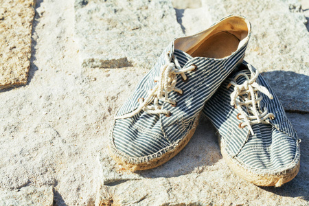 双破旧的鞋子图片-双破旧的鞋子素材-双破旧的鞋子插画-摄图新视界