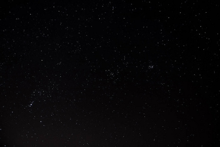 在夜晚的天空上的星星图片