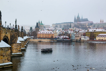 布拉格城堡和查理大桥在下雪的冬天