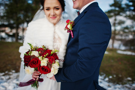 爱在冬季霜的惊人年轻新婚夫妇的特写