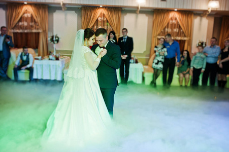 第一次婚礼跳舞的新婚夫妇在浓烟