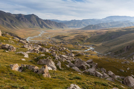 山间干黄色草地附近蒙古 高原 Ukok 阿尔泰 俄罗斯西伯利亚高原草原与草甸河河谷的