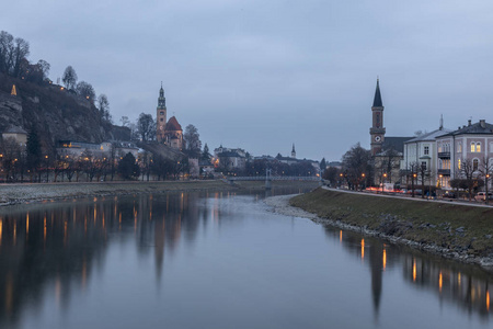 萨尔茨堡天际线与 Muellner 教堂和 Salzach 河的全景。奥地利萨尔茨堡州