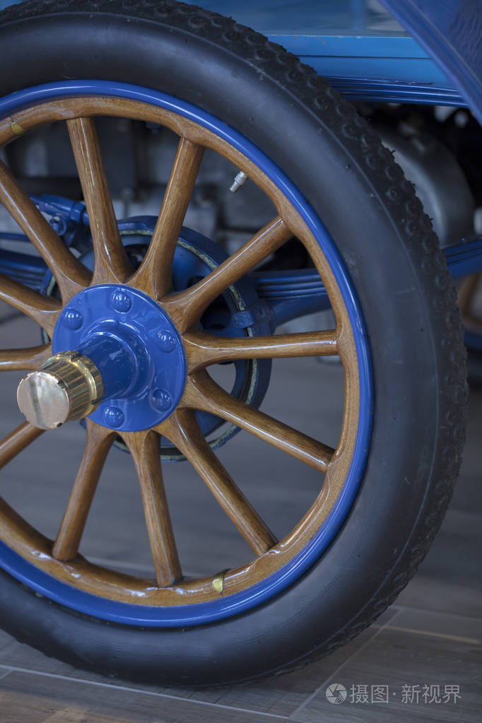 老式1904年汽车轮辐车轮