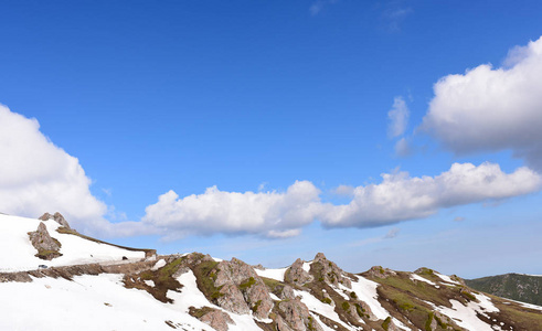 雪山顶。雪山和晴朗的天空