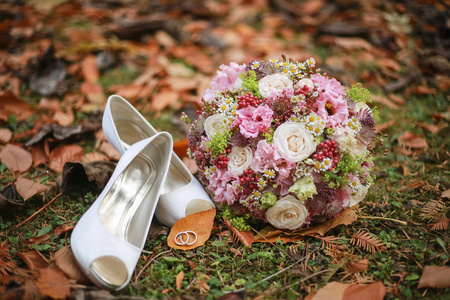白色婚礼高跟鞋与 rings.psd 的婚礼花束