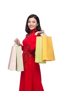 越南美丽的女人提着购物袋上 whi 孤立