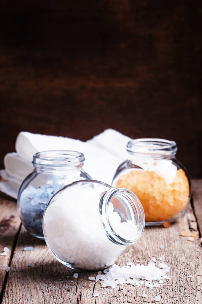 在罐子里的多彩沐浴盐