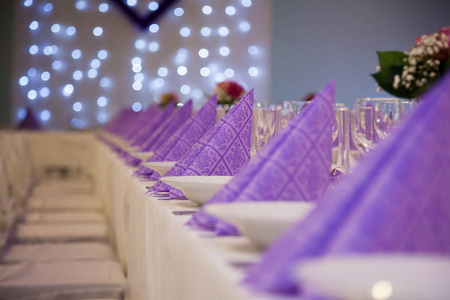 装饰紫色折叠的纸餐巾在三角形形状位置