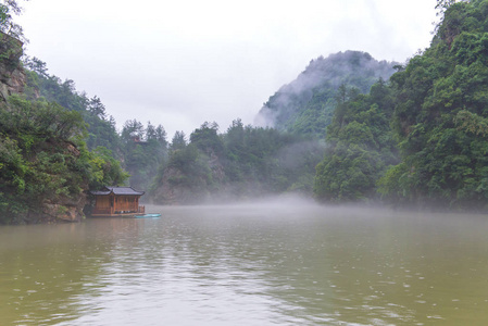 小船旅行在我国张家界宝峰湖风光