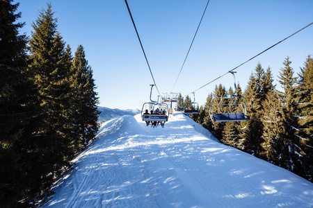 阿滑雪滑冰山区与深蓝色的天空