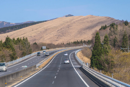 在美丽的山公路的道路景观