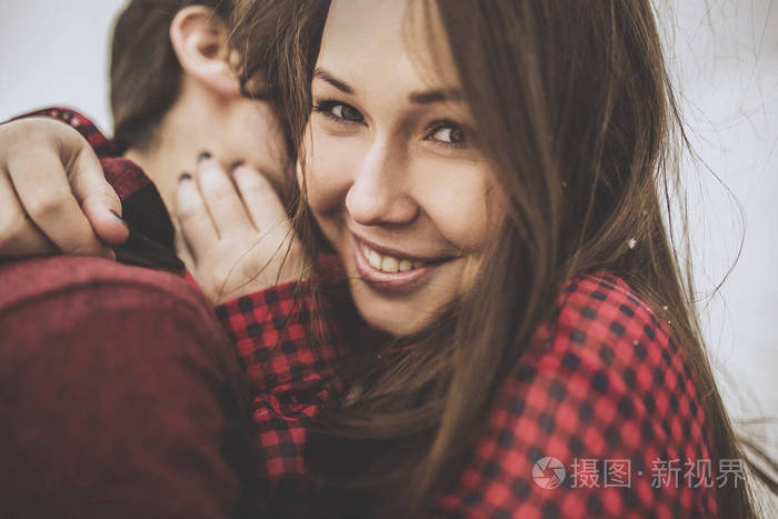 年轻的拥抱和亲吻夫妇