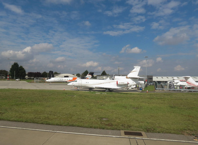 伦敦的飞机卢顿英国约2016年9月:伦敦卢顿机场,飞机停在那里照片