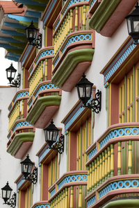 色彩缤纷的阳台，在哥伦比亚