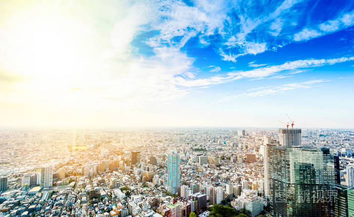 现代城市全景的天际线空中鸟瞰戏剧性太阳和早上下蓝色多云的