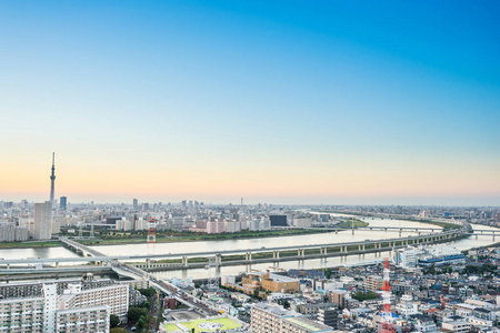 商业与文化概念   现代城市全景的天际线空中鸟瞰与东京 skytree 下戏剧性的晚霞和美丽多云的天空，在东京，日本