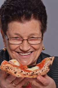 奶奶吃披萨图片