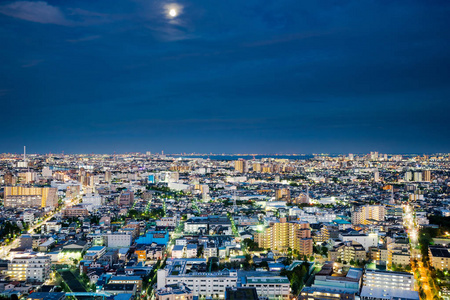 房地产和企业建设现代城市全景的天际线鸟眼空中夜景下戏剧性氖辉光和美丽暗蓝的天空在东京，日本的商业和文化概念