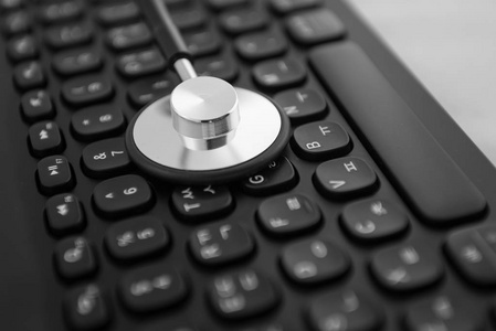 白色与现代韩国电脑键盘上孤立的听诊器