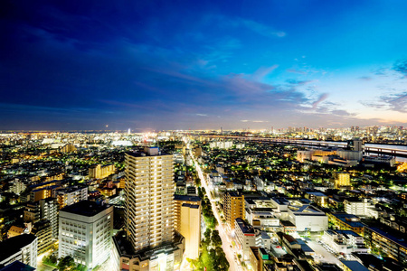 房地产和企业建设现代城市全景的天际线鸟眼空中夜景下戏剧性氖辉光和美丽暗蓝的天空在东京，日本的商业和文化概念