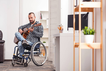 专门讨论残疾的男人玩乐器图片