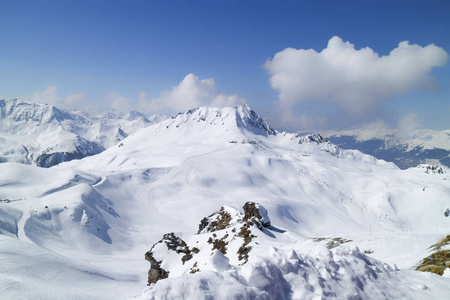 阿尔卑斯山的冬季风景与滑雪斜坡