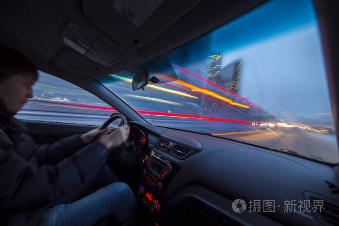 驾驶汽车的人的侧视图