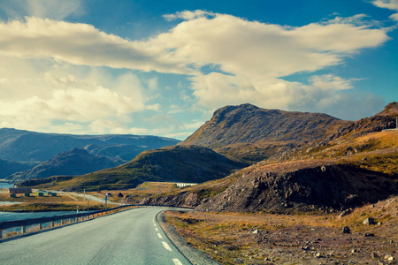 在山区公路上驾驶一辆汽车秀丽自然风景, 旅行在汽车概念在布莱斯峡谷