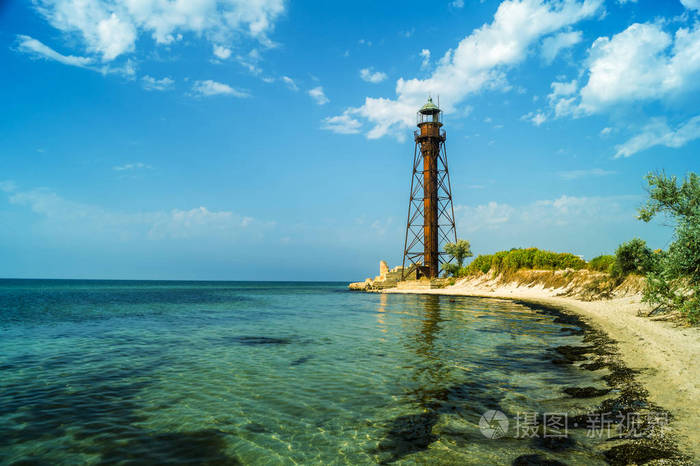 旧灯塔由海