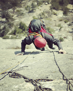 宽阔的山谷的背景与石灰石墙上爬的岩石 Climber.Young 人