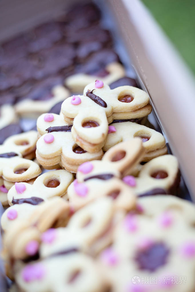 一只蝴蝶形状的饼干