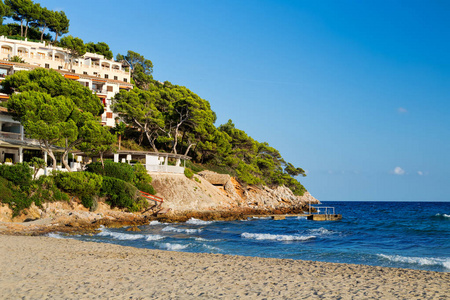 山与房子海滩和蓝蓝的天空照片