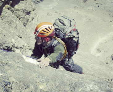 宽阔的山谷的背景与石灰石墙上爬的岩石 Climber.Young 人