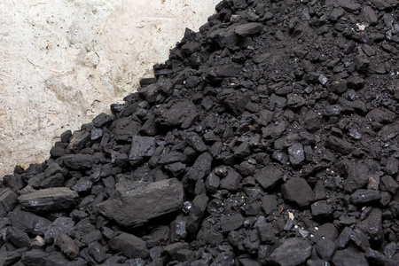 黑煤躺在房子地下室的一堆照片