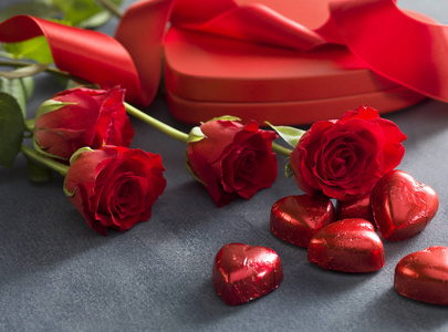 红玫瑰和巧克力礼盒。情人节的概念