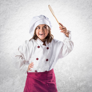 小女孩穿得像一个厨师