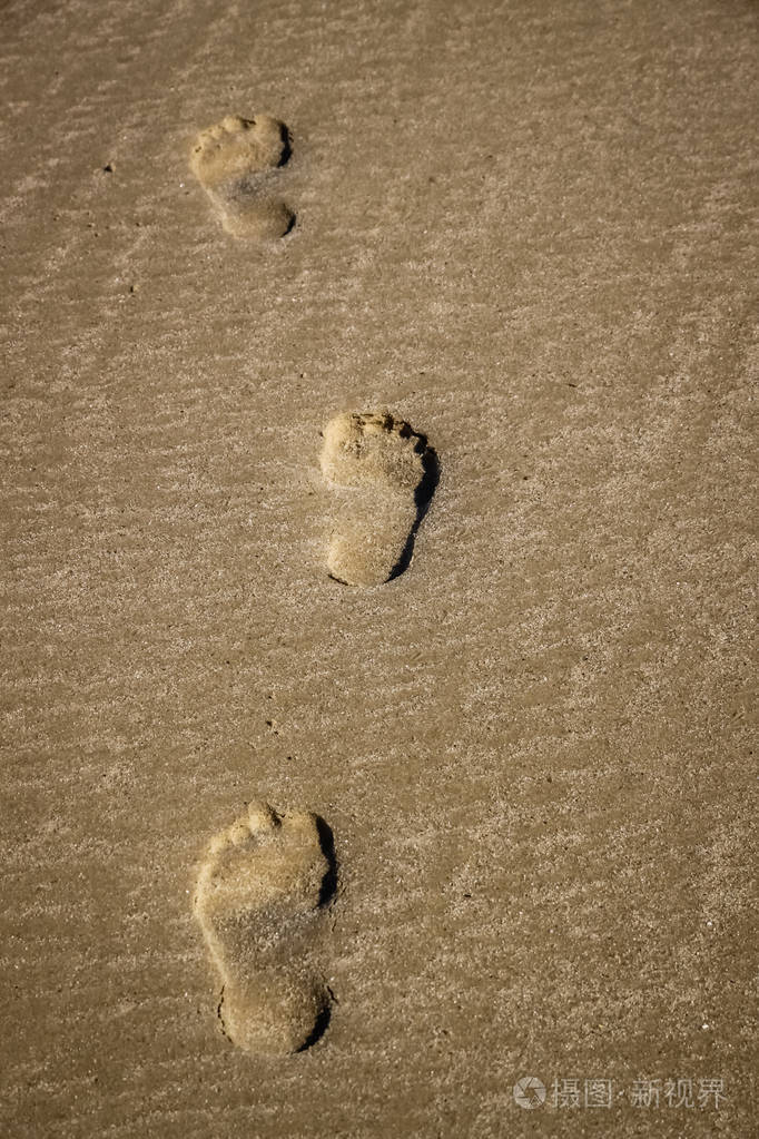 在沙子里的脚步声