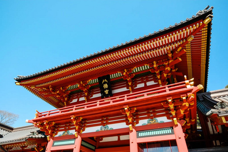 著名的遗产,用金色的红色屋顶,蓝色的天空,在东京,日本的传统寺八幡神