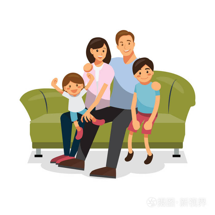 家庭一起在沙发上