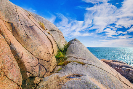 在挪威的多彩多岩石的海岸
