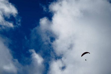 在多云的天空背景滑翔伞1