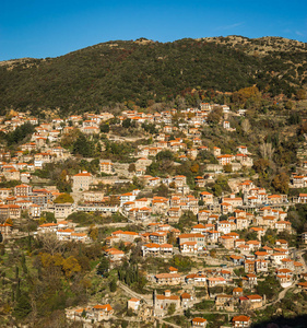 风景秀丽的山秋季景观与村庄 Langadia，Pelopon