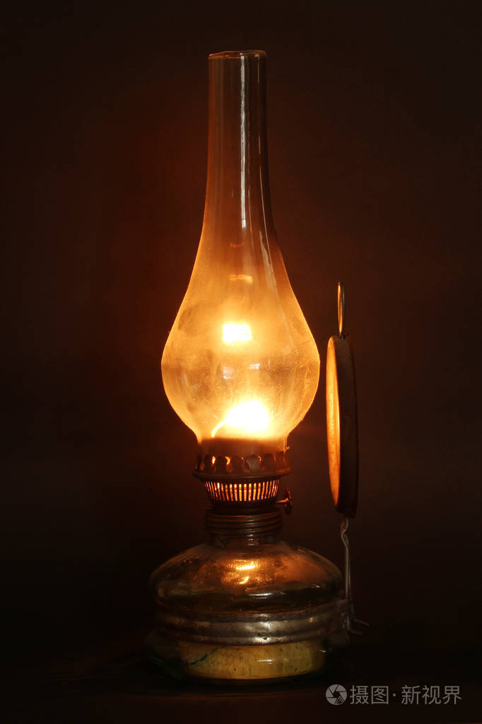 老灯照亮夜晚的黑暗