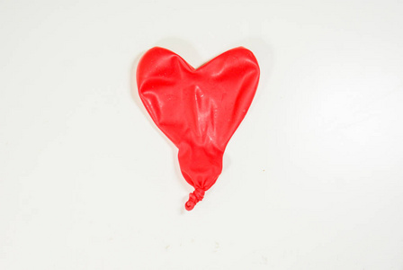 心脏形状的红色气球被吹走了照片