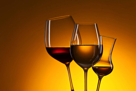 红色和白色葡萄酒与眼镜