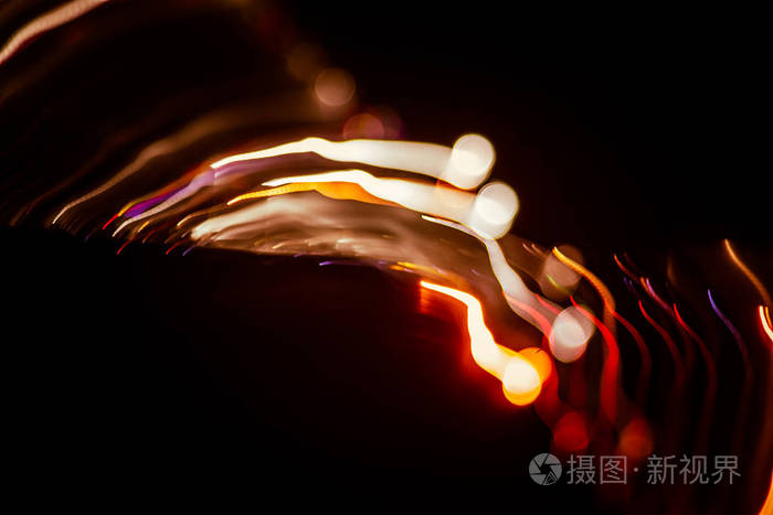 光暗背景上的红色抽象痕迹长时间曝光