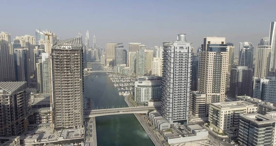 迪拜码头建筑物人工运河沿岸的鸟瞰图