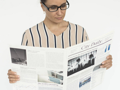 女人读报纸