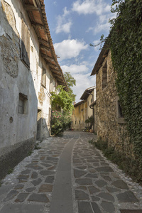 狭窄的中世纪街道在 Smartno 村庄，斯洛文尼亚